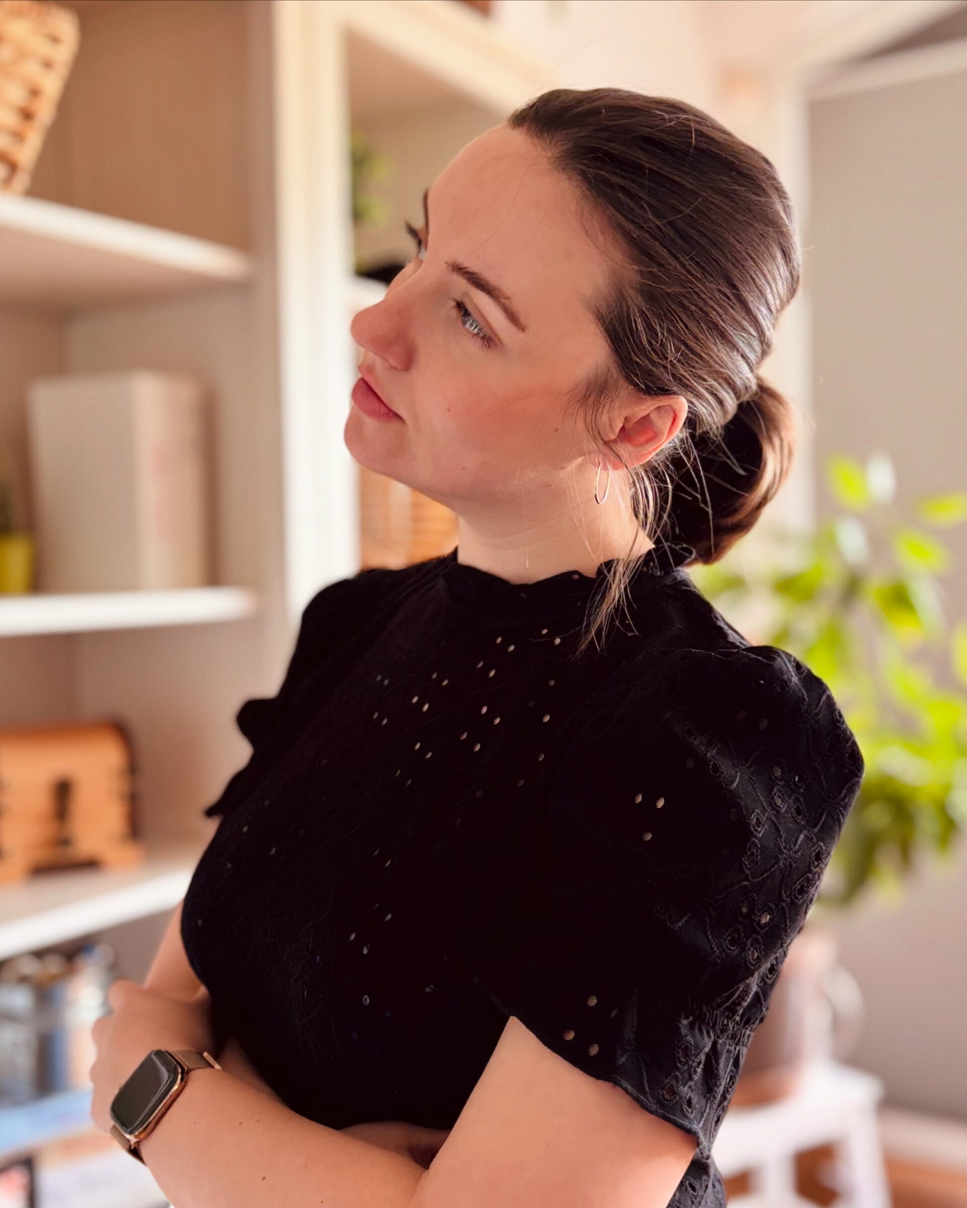 Frau blickt nachdenklich zur Seite – emotionaler Moment zum Muttertag: Wer bin ich, wenn alles still ist?