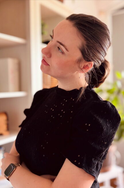 Frau blickt nachdenklich zur Seite – emotionaler Moment zum Muttertag: Wer bin ich, wenn alles still ist?