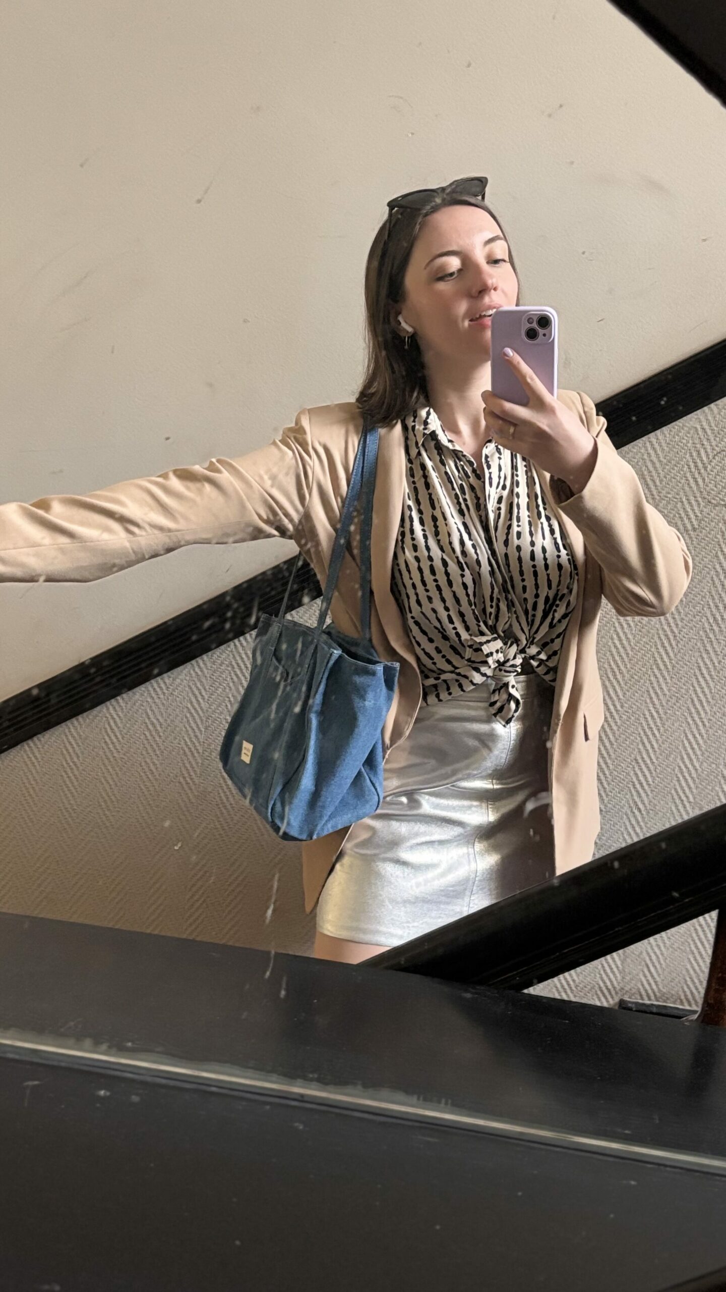 Outfit-Spiegelselfie mit Jeans-Tasche – bewusste Kaufentscheidung als Teil meines minimalistischen Lebensstils
