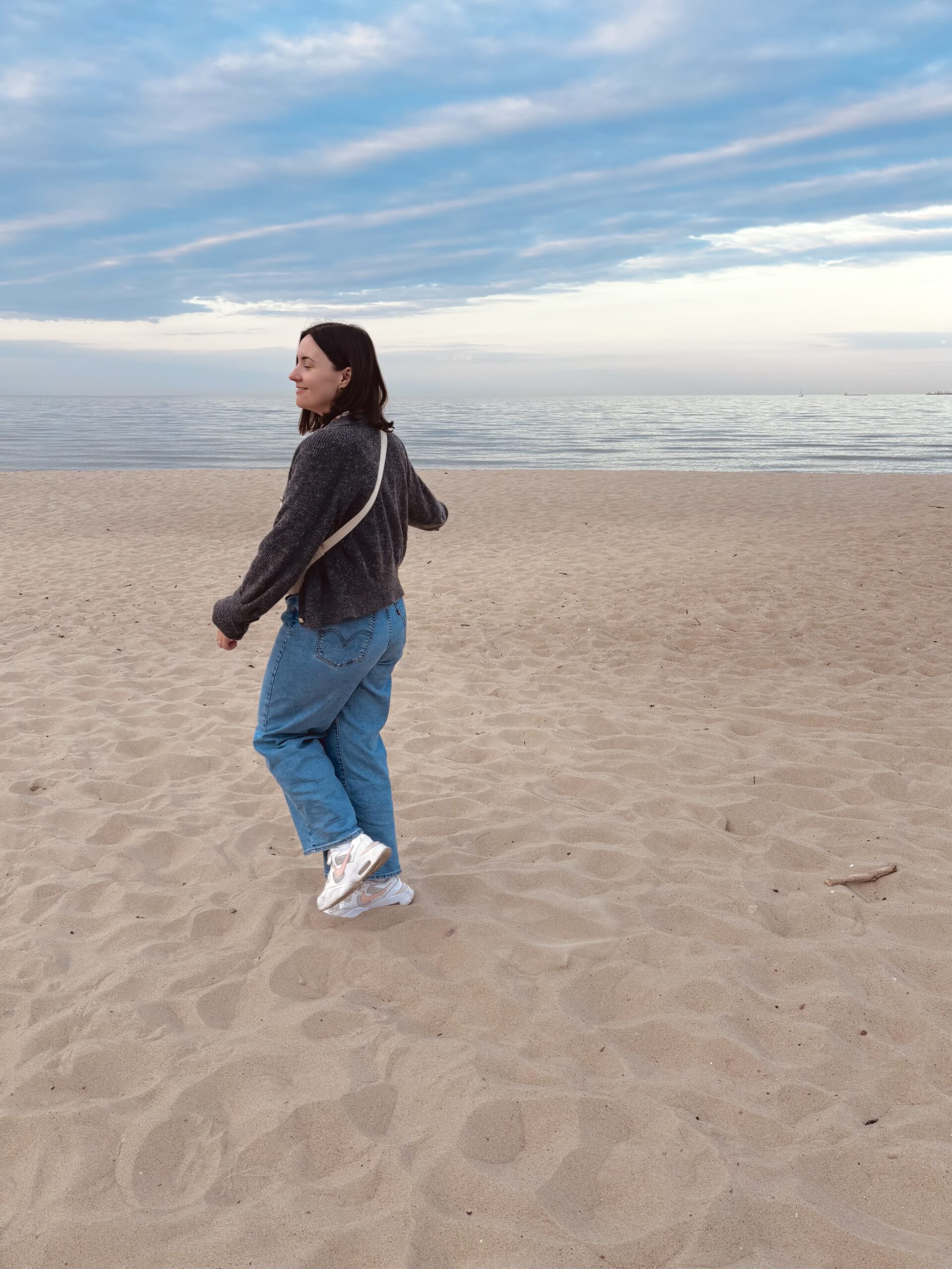 Frau beim achtsamen Spaziergang am Strand – Selfcare und Achtsamkeit im Alltag genießen