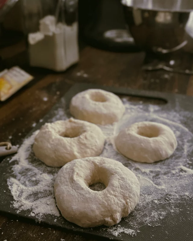 Wir sind jetzt offiziell im Club der Airfryer-Liebhaber:innen.
Mein erstes Projekt: Bagels. Und was soll ich sagen?
Je größer das Loch am Anfang, desto perfekter das Endprodukt. (Ja, sie hat Loch geschrieben!)

Ich probiere mich gerade noch aus – aber sie schmecken richtig gut.
Und es ist einfach Wahnsinn, was man selbst alles zaubern kann.
Ohne Konservierungsstoffe. Ohne Verpackungswahnsinn.
Ein bisschen mehr Aufwand, ja – aber es hat sich sowas von gelohnt.

Für mich ist das auch eine Form von Minimalismus:
Weniger Fertigprodukte. Weniger Zusätze.
Mehr bewusstes Selbermachen.
Mehr Wertschätzung für das, was auf den Tisch kommt.

Und vielleicht auch ein bisschen Stolz.
Denn aus Teig, Zeit und einem Airfryer wurde:
Frühstücksfreude pur.

#selbermachenstattkaufen #airfryerliebe #minimalismusimalltag #bewusstgenießen #bagelselbstgemacht #slowkitchen #cheriexplore #foodwithfeeling #wenigeraberbesser #frühstücksliebe •