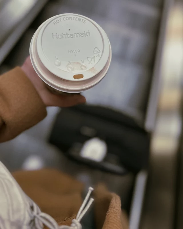 Feiertag. Rolltreppe. Hafer Latte.
Und irgendwo dazwischen: ein stiller Moment für mich.

Wir sind über Ostern mit der Familie unterwegs – ein paar Tage raus, runterkommen, durchatmen.
Seit April trinke ich aus gesundheitlichen Gründen nur noch Hafermilch.
Und manchmal ist eine Hafer Latte unterwegs genau das, was ich brauche.

Minimalismus bedeutet für mich nicht, auf alles zu verzichten.
Sondern mir bewusst kleine Dinge zu gönnen.
Nicht mehr ständig, aber mit Gefühl.

Auch wenn gerade alles schneller wirkt – ich möchte langsamer fühlen.
Weniger machen. Mehr spüren.

Und vielleicht brauchst du das heute auch:
einen warmen Becher, ein bisschen Ruhe, ein kleiner Moment nur für dich.

Danke, dass ihr hier seid. Fürs Mitlesen, Mitfühlen, Mitwachsen.
Ich schätze das mehr, als Worte sagen können.

#feiertagsgefühl #rolltreppenmoment #haferlatte #achtsamreisen #minimalismusmitgefühl #bewusstgenießen #familienzeit #slowcoffee #freitagsmoment #cheriexplore #karfreitag #stillerfeiertag •