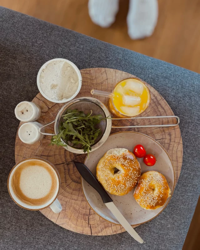 Manchmal sind es die kleinen Dinge, die den Tag besonders machen.
Frisch gebackene Bagels aus dem Airfryer – ganz ohne Hefe und mit ganz viel Liebe.
Mein einfaches Rezept findest du jetzt auf dem Blog. Lass es dir gutgehen!

#selfcare #frühstücksfreude #cheriexplore #airfryerrezepte #neuewocheneueinspo #montagsgrüße #bagelsbagelsbagels #airfryerrezept #airfryermeals #welcometothe30s #brekkie #frühstücksideen #schnellesfrühstück •
