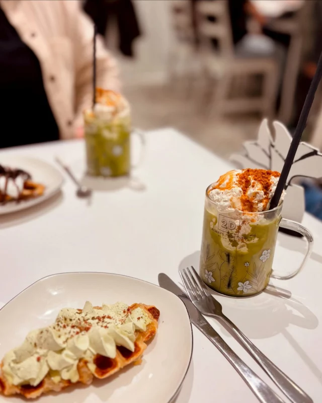 Gewonnen & gegönnt.

Matcha mit Bananenpudding, Croffle dazu – nach dem Spinning mit @nini.church einfach genau das Richtige.
Mehr über unser kleines Café-Abenteuer gibt’s im neuen Blogpost [Link in Bio].

Was ist euer aktuelles Lieblingsgetränk?

*Den Matcha habe ich im Rahmen eines Gewinnspiels gewonnen! @mitvergnuegen

#matchaliebe #crofflecrush #minimalismusgenuss #gewonnenundgegönnt #cheriexplore #achtsameralltag •