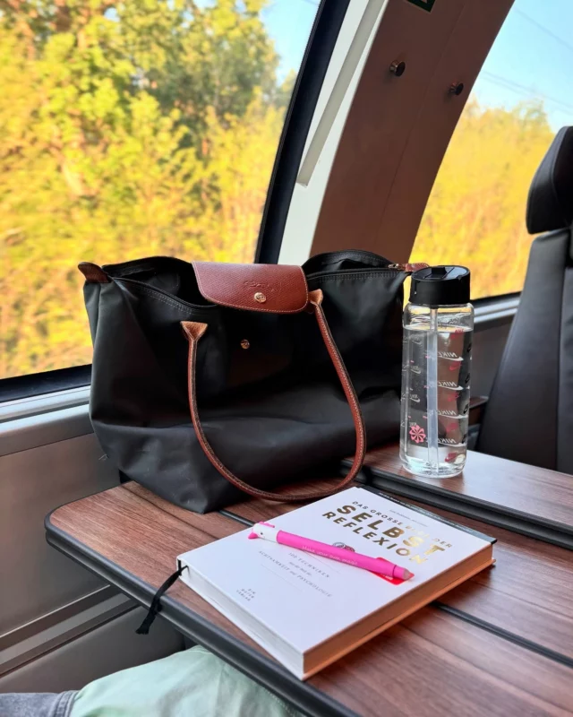 Im Zug finde ich oft den besten Fokus. 🚆✨
Während draußen die Landschaft vorbeizieht, sortiere ich drinnen meine Gedanken – heute wieder mit meinem Lieblingsbegleiter für Selbstreflexion.
Obwohl ich pendle, fühlt sich diese Zeit nicht verloren an. Im Gegenteil: Sie gehört ganz mir.
In Bewegung zur Klarheit kommen – das ist irgendwie meine kleine Superkraft. 💭🌿

#PendelnMitPurpose #SelfReflection #ZugGedanken #MeTime #MentalHealth #Alltagsrituale #ProduktivUnterwegs #InDerBewegungZurRuhe #Selbstfürsorge #SlowMoments #EinGuterPlan #Fokuszeit #Klarheitfinden #RoutinenFürsHerz •