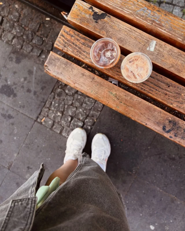 Selbstliebe ist nicht immer ein großes Ritual – manchmal ist sie der teure Hafer-Latte am Morgen, der mich daran erinnert, dass ich mir selbst etwas Gutes wert bin. ☕✨

#KleineGestenGroßeWirkung #SelfLoveInAllForms #haferlattemacchiato #morgenritual #berlinberlin •