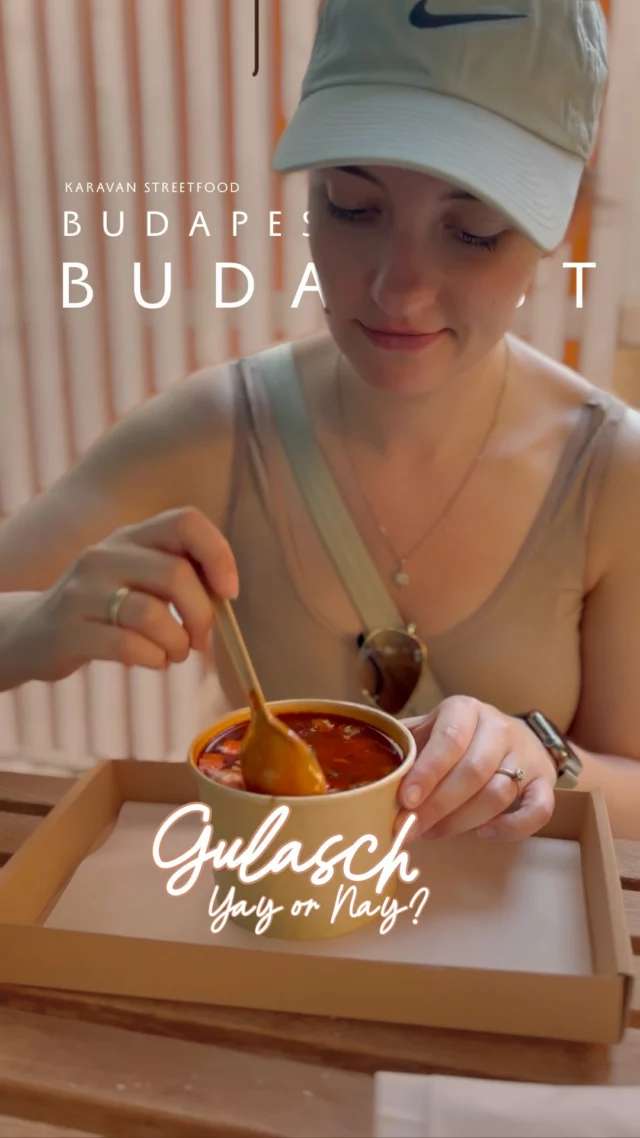 Letzter Stopp unseres Budapest-Wochenendes: Gulasch im Karavan. 🍲 War’s das beste Gulasch der Welt? Eher nicht. Aber es war genau richtig – sättigend, wohltuend und mein Magen hat’s ohne Drama mitgemacht (was inzwischen leider keine Selbstverständlichkeit mehr ist 🙃).

Tagsüber war es hier übrigens deutlich angenehmer als abends – weniger Menschen, weniger Partywahnsinn. Abends zwar schön beleuchtet, aber leider zu viel “Alkohol trifft peinliches Verhalten”. Muss man nicht haben. 😅

#BudapestVibes #KaravanBudapest #GulaschGoals #TravelWithRealTalk •
